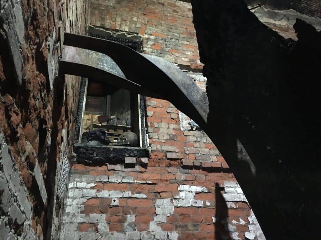 Почему металлические конструкции опасные при пожаре?