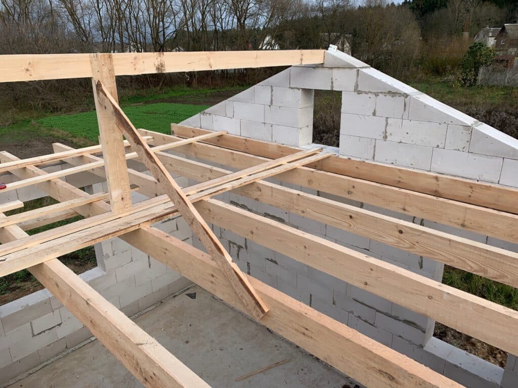 Монтаж стропильной системы двускатной крыши.